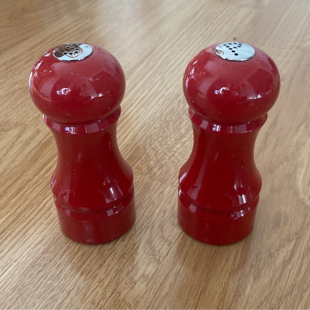 🔴 CLEARANCE🔖  4-1/2” VIBRANT SCARLET RED SALT & PEPPER SHAKER SET